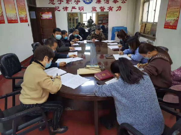 执法局干部进行学习